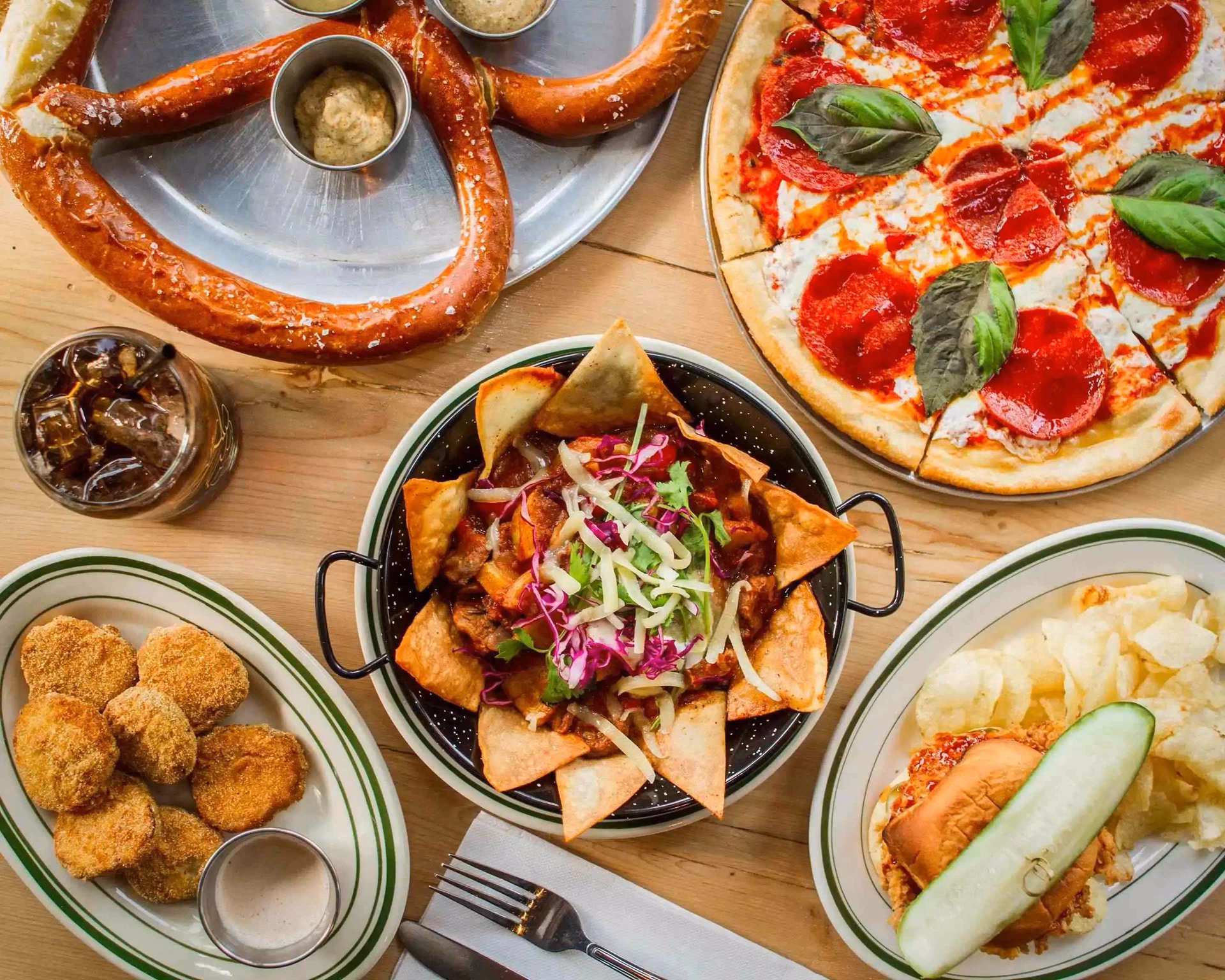 Welche griechische Spezialitäten bietet Apollo Grill an?