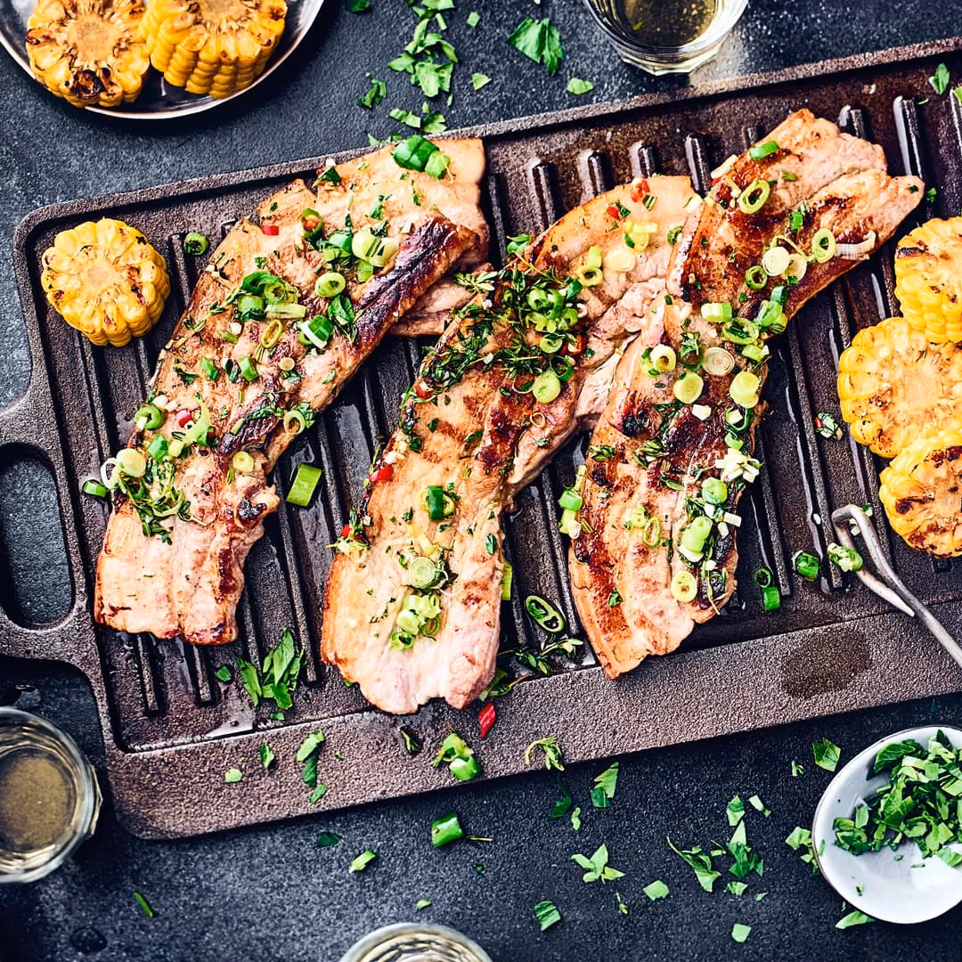 Wie bereitet man den Grill für das Fleisch vor?
