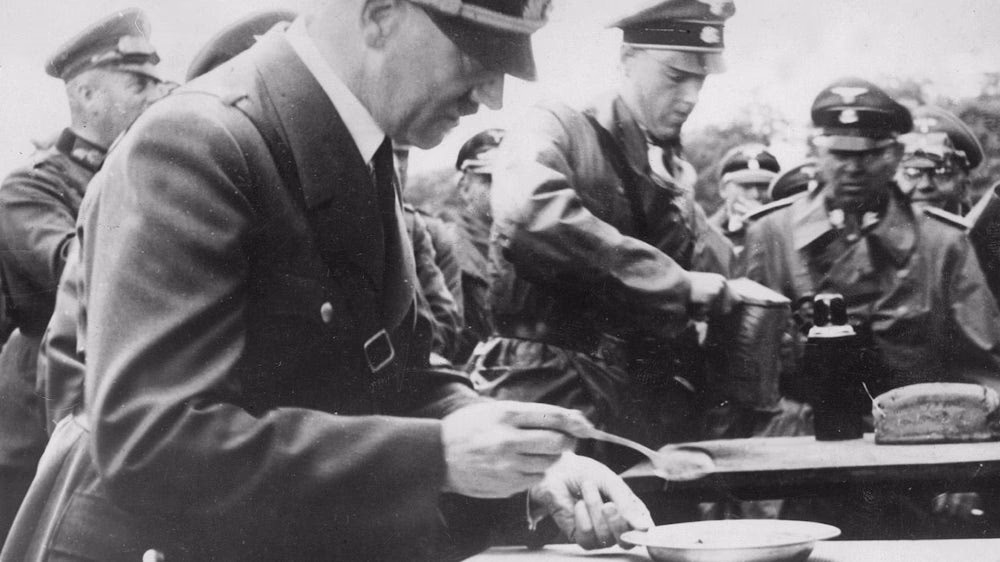 Was passiert wenn man mit einem Hitlerkopf auf dem T-Shirt rumläuft?