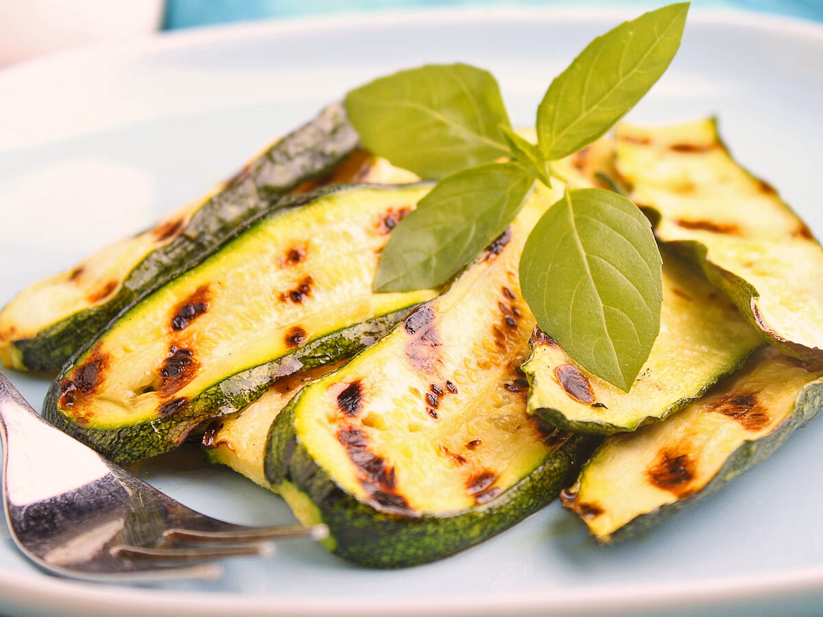 Wie bereite ich Zucchini vor dem Verzehr vor?