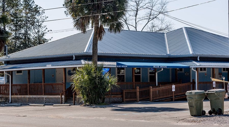 What makes Blue Moon a great place to eat?