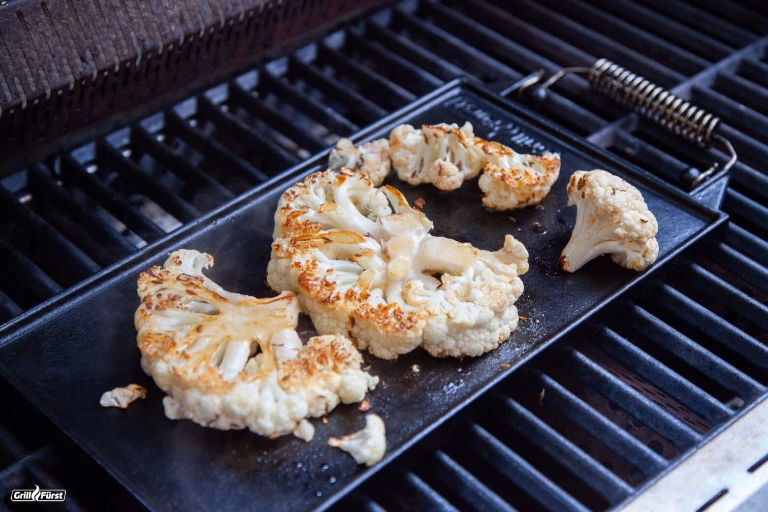 Wie serviert man Blumenkohl-Steaks?