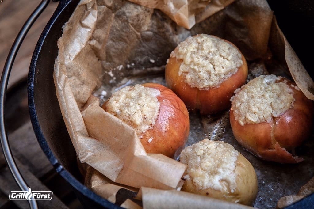 Wie serviert man die Vanillesauce zu den Bratäpfeln?