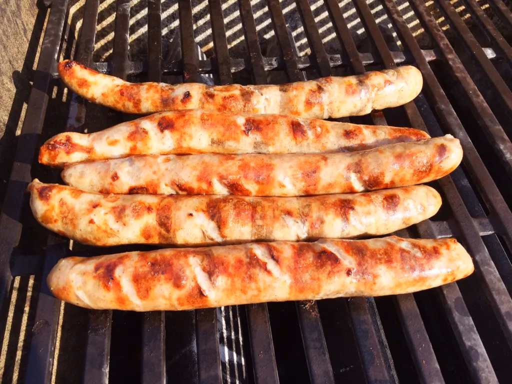Wie grillt man Würstchen auf einem Gasgrill?