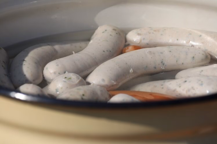 Wie lange muss man Bratwürste vorbrühen?