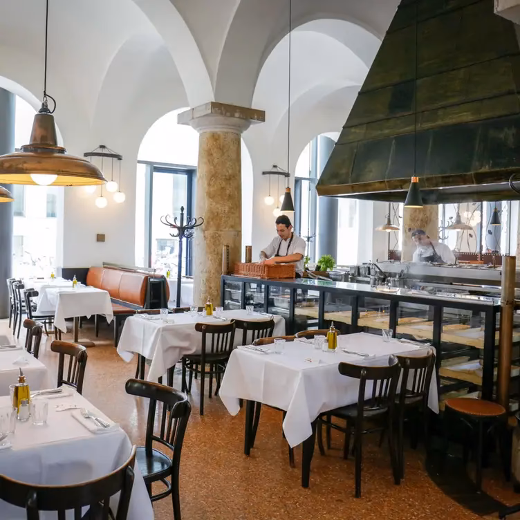 Wie heißt das Restaurant in der Maximilianstraße?