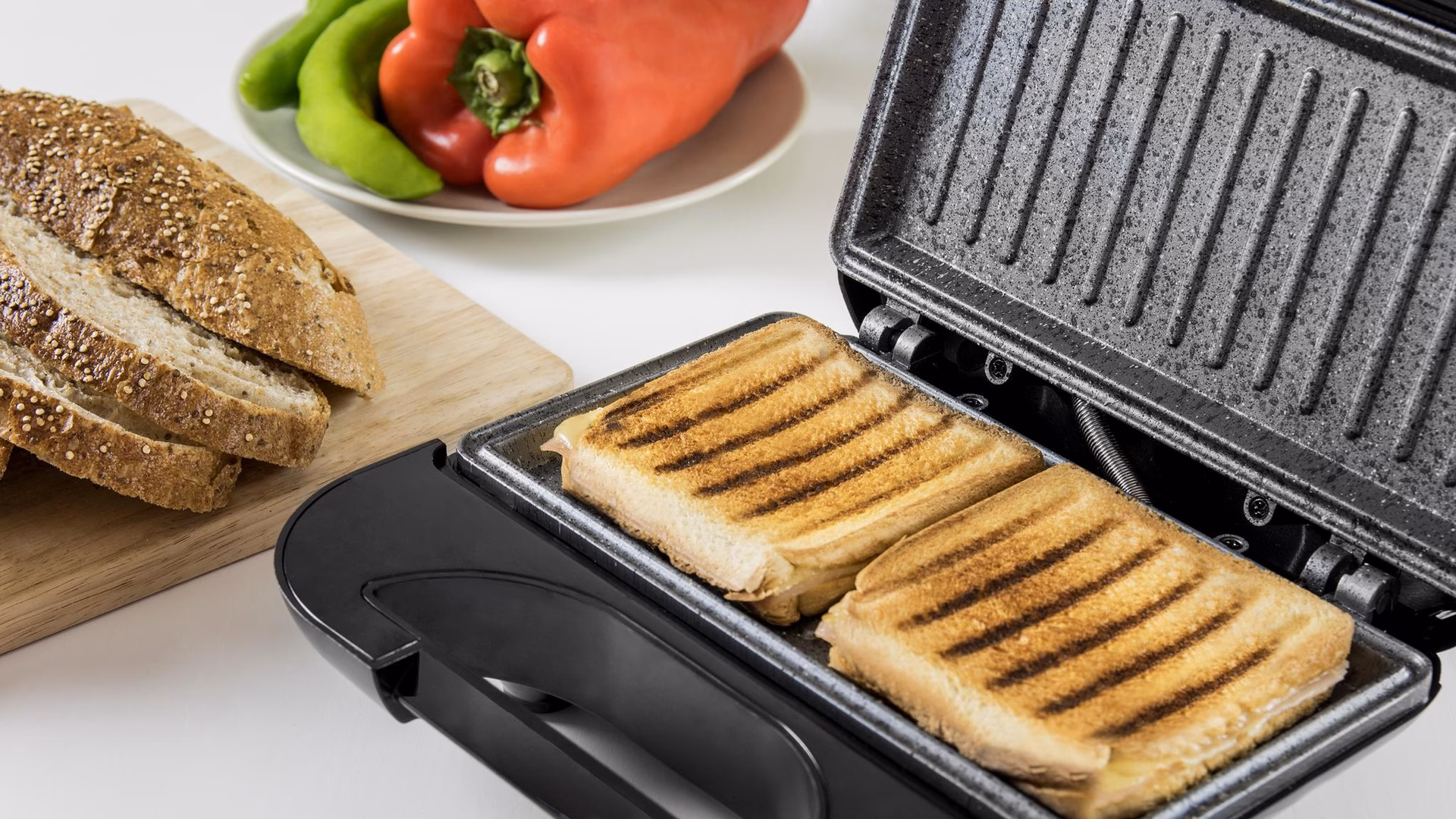 Wie kann man Brot im Freien toasten?