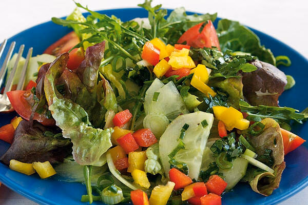 Welche mediterranen Sommersalat-Klassiker gibt es?