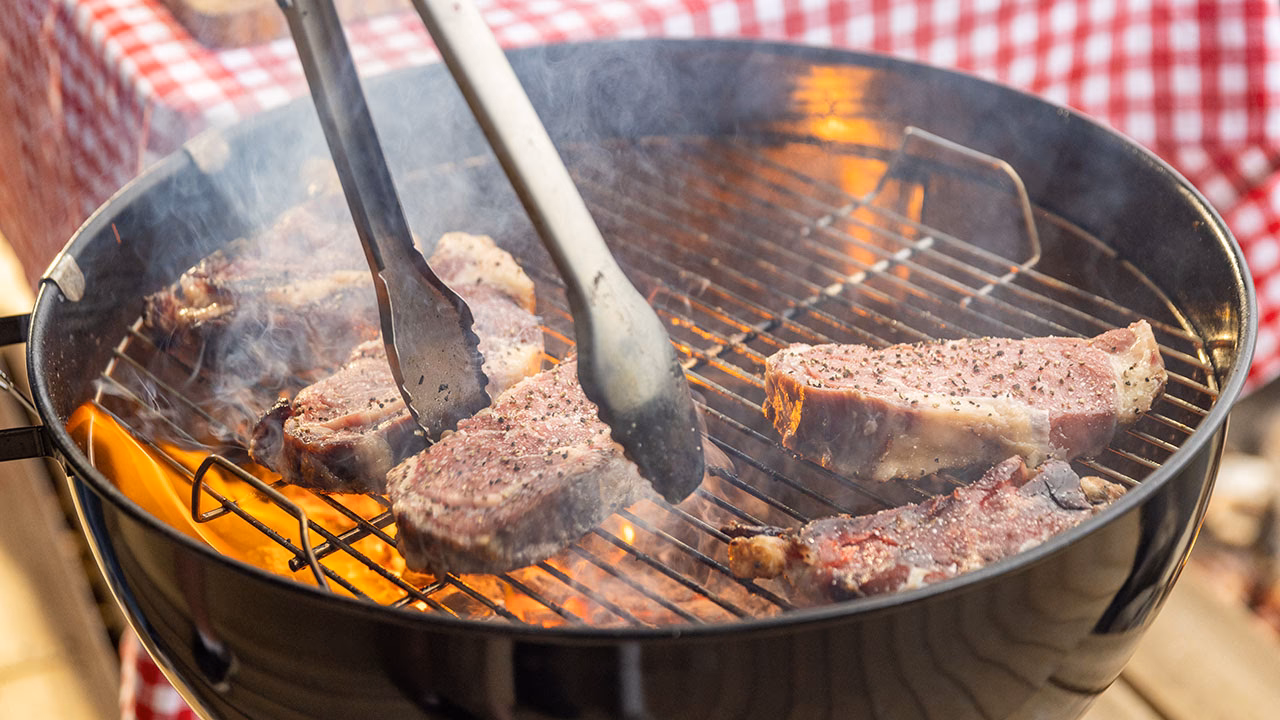 What happens if you put frozen steak on a grill?