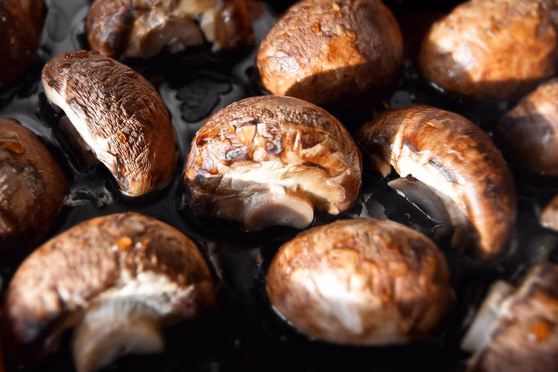 Wie bereite ich gefüllte Champignons mit Frischkäse zu?