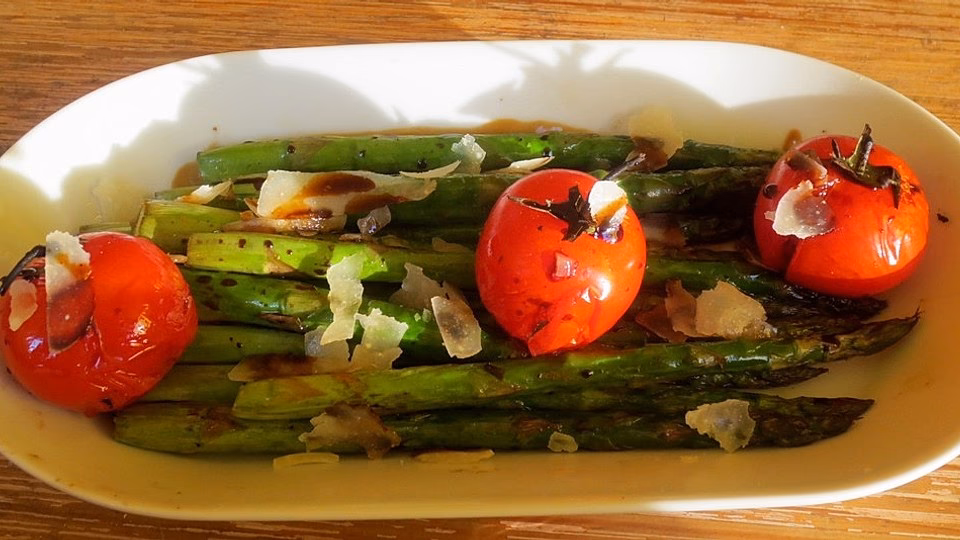 Wie bereite ich grünen Spargel auf dem Rost zu?