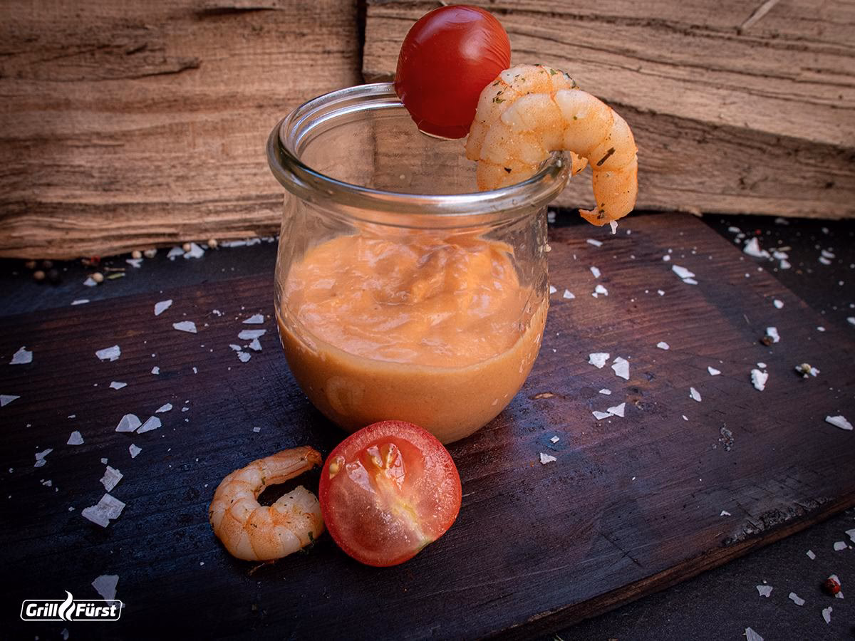 Wie bereite ich eine Cocktailsauce auf eine Grillfeier zu?