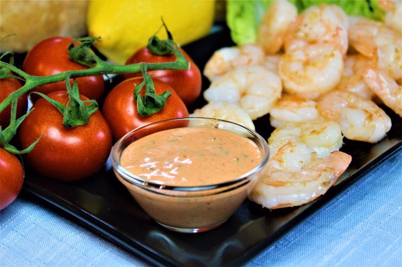 Wie bereite ich eine Cocktailsauce auf eine Grillfeier zu?