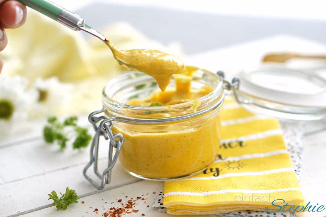 Wie bereitet man Currysauce zum Grillen?