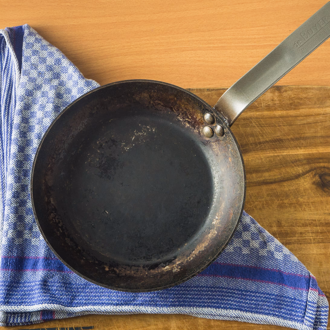 Wie reinige ich eine Eisenpfanne?