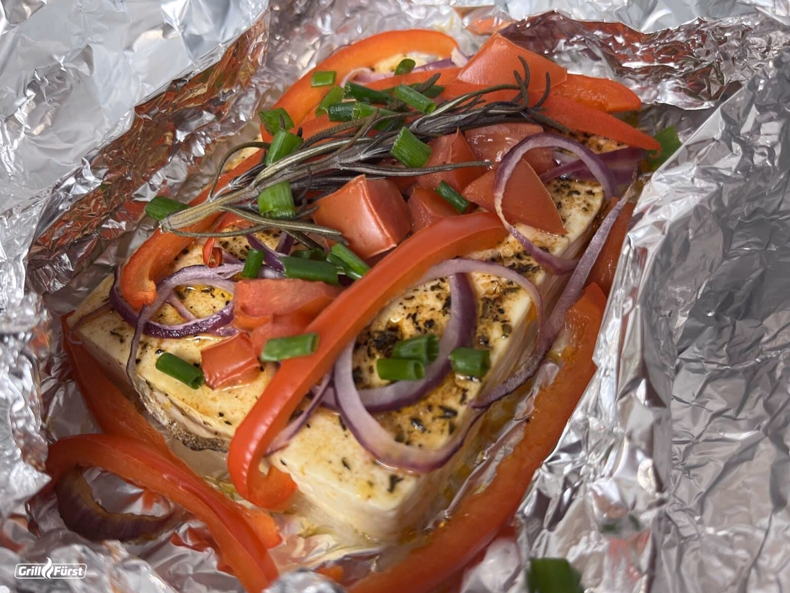 Wie bereite ich Feta in Alufolie zu?