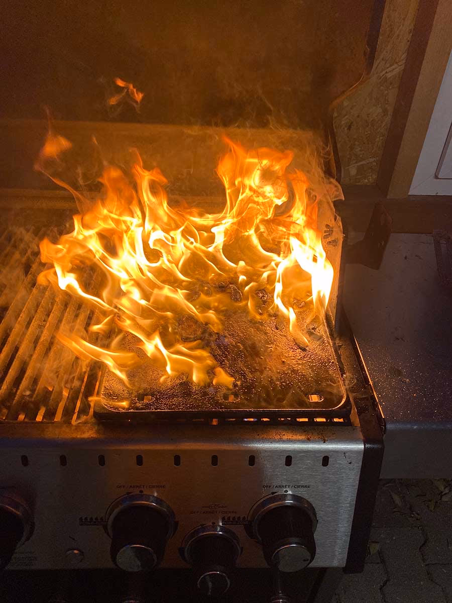 Wie lösche ich einen Fettbrand bei einem Elektrogrill?