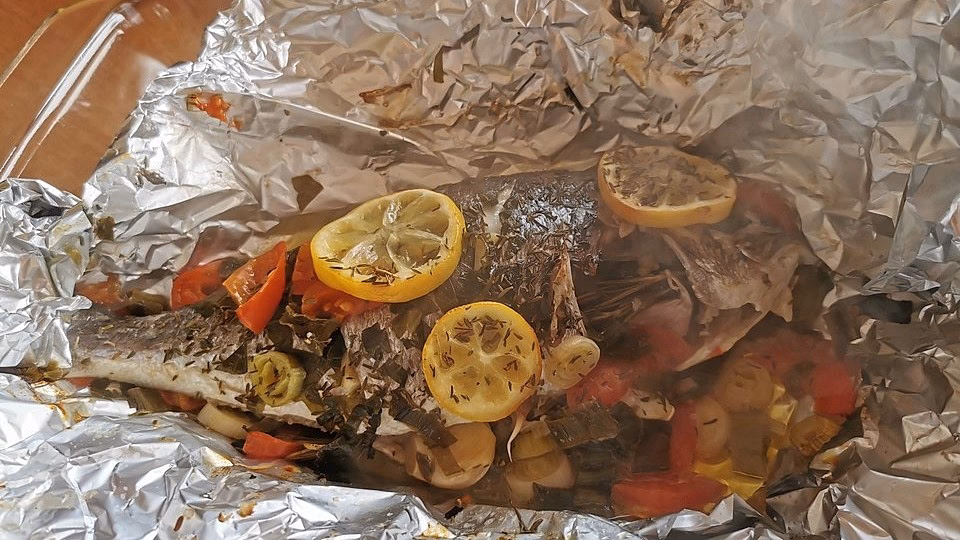Wie verpackt man Fisch im Holzkohlegrill?