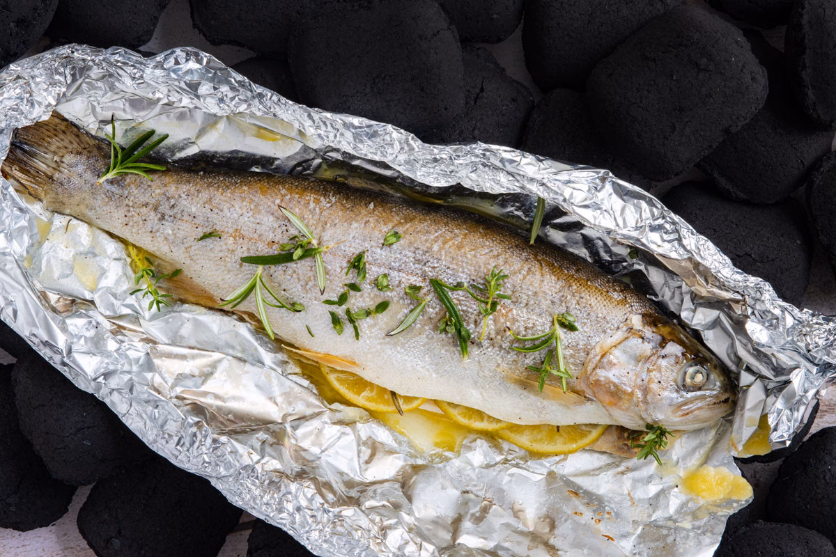 Wie bereite ich eine Forelle auf den Grill vor?