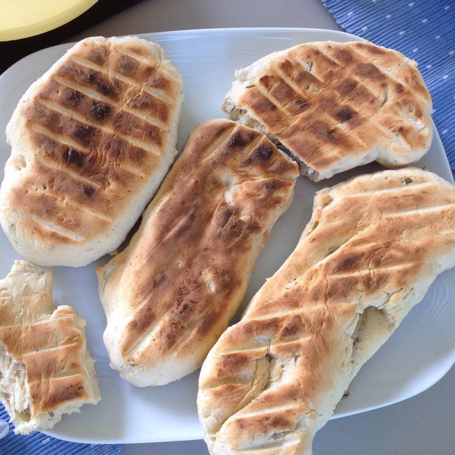 Wie macht man ein Fladenbrot vom Grill?