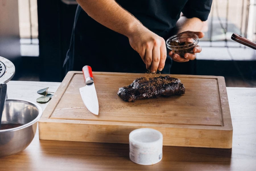 Was passiert wenn man Fleisch nach dem Grillen schneidet?
