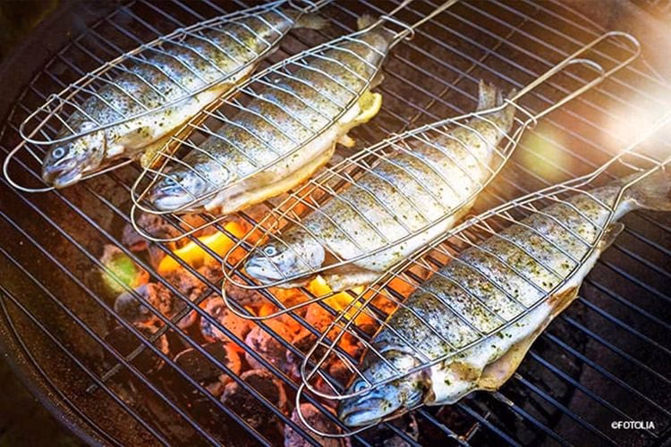 Wie lange dauert es, eine ganze Forelle zu grillen?