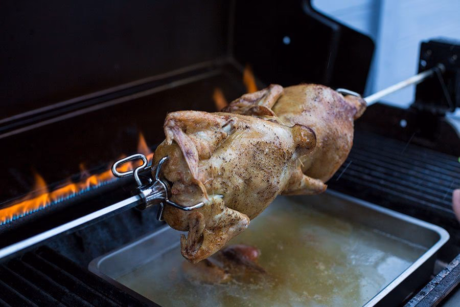 Wie grillt man Hähnchen mit Drehspieß?