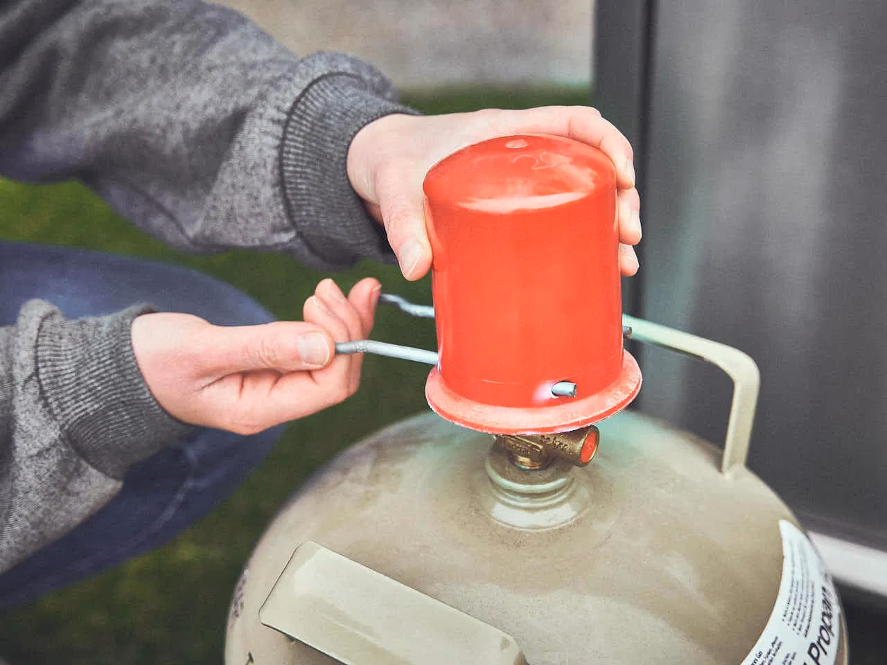 Wie schließe ich eine Gasflasche an?