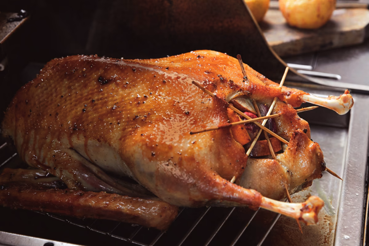 Wie bereite ich Gans auf einem Holzkohlegrill vor?