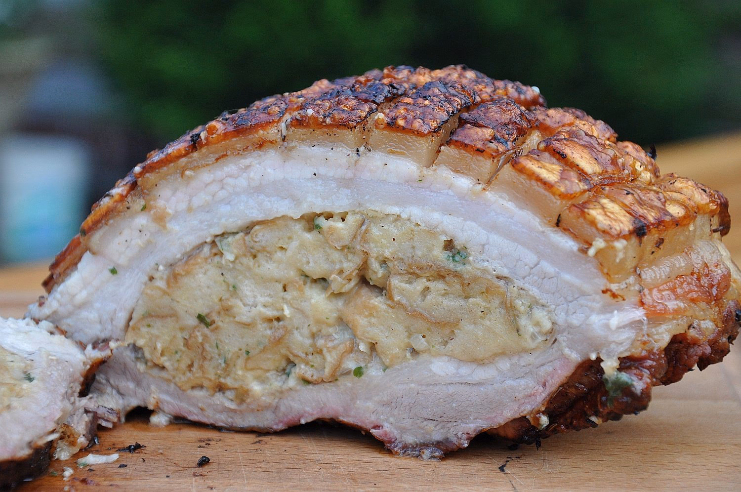 Wie wird der gefüllte Schweinebauch gebraten?