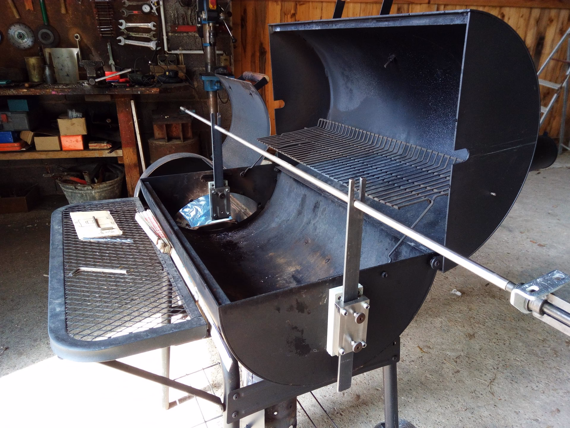 Was wird an der rechten Grillseite befestigt?