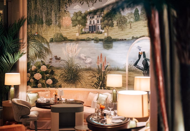 Wie heißt der Grill im Hotel Vier Jahreszeiten?