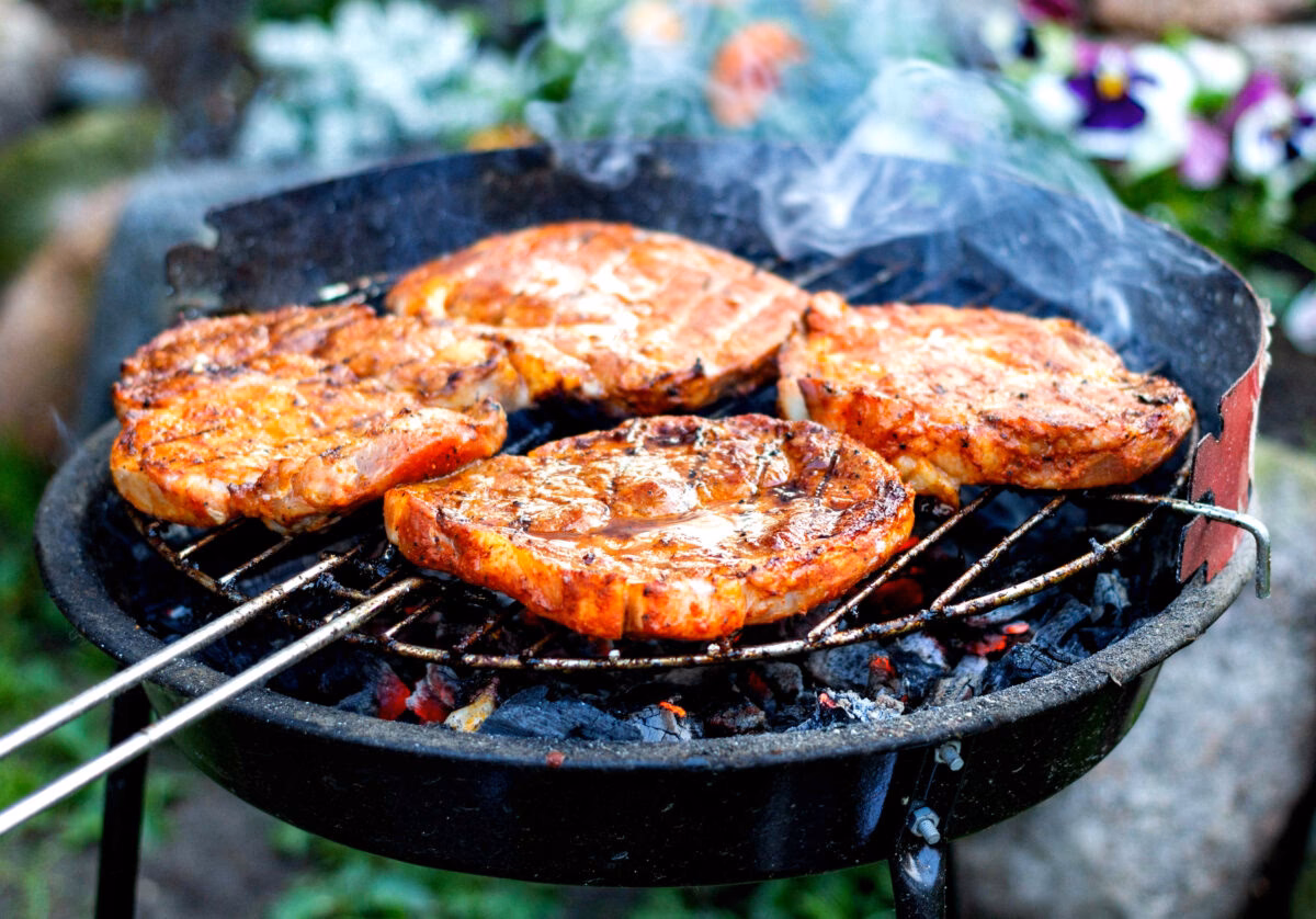 Wie platziere ich die räucherbox auf dem Gasgrill?