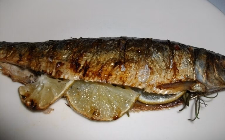Wie bereitet man Heringe auf den Grill ein?