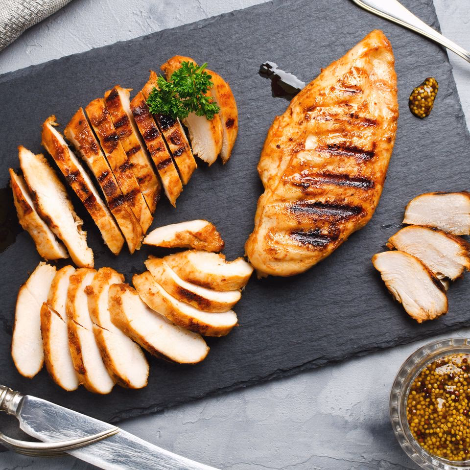 Wie grillt man saftiges Hähnchenfleisch?