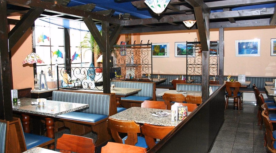 Wie viele Personen kann der Hellas-Grill fassen?