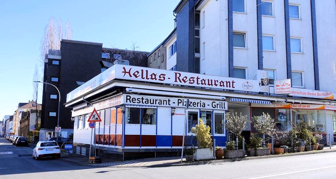 Wie viele Personen kann der Hellas-Grill fassen?