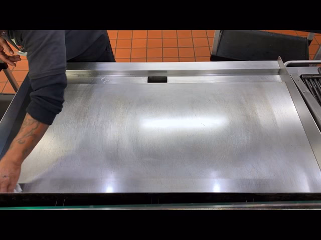 How to clean a gas grill?