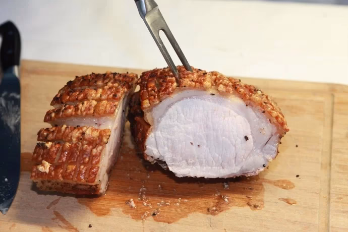 Wie grille ich einen Krustenbraten?