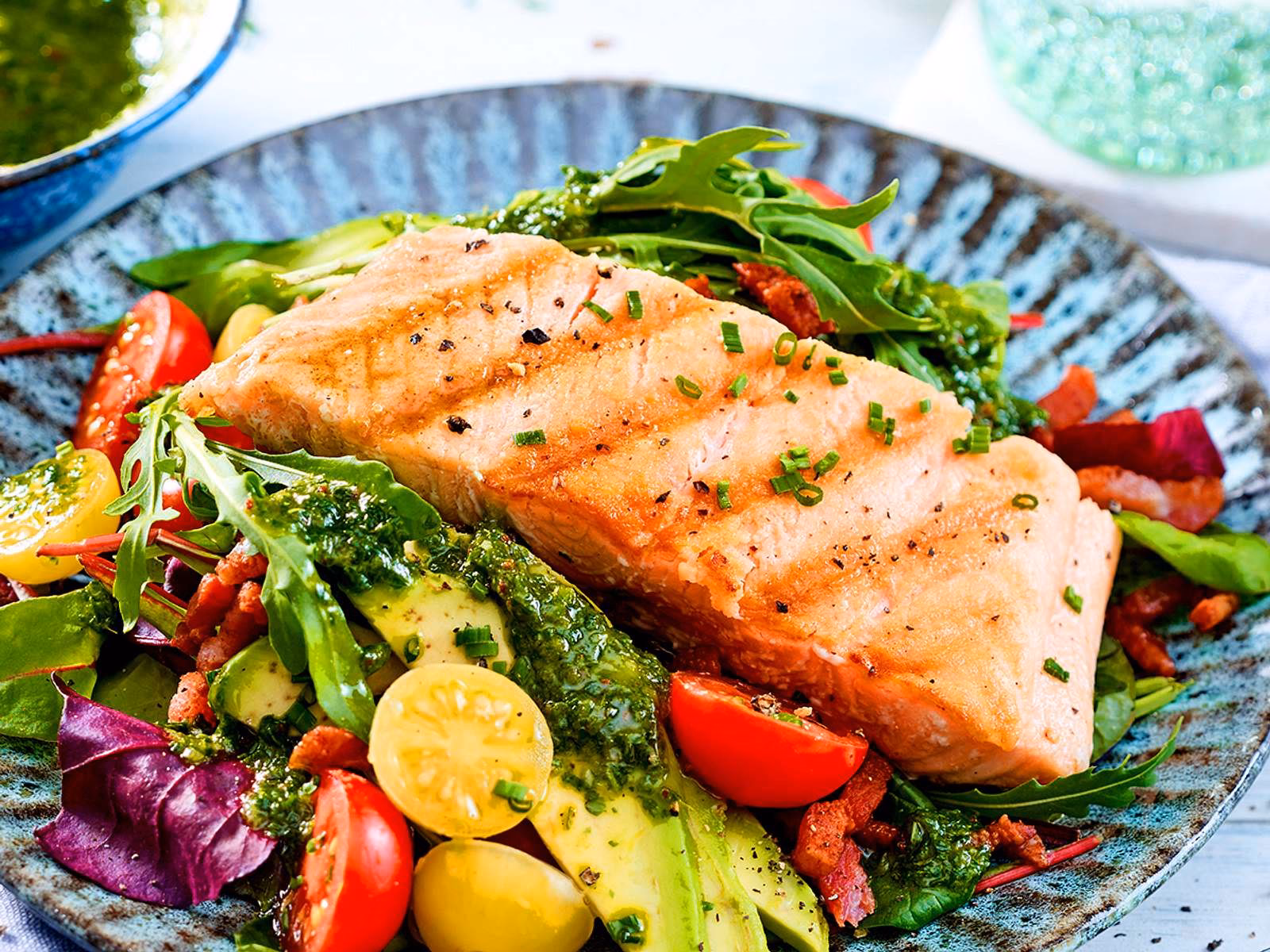 Wie grillt man Lachs auf dem Rost?