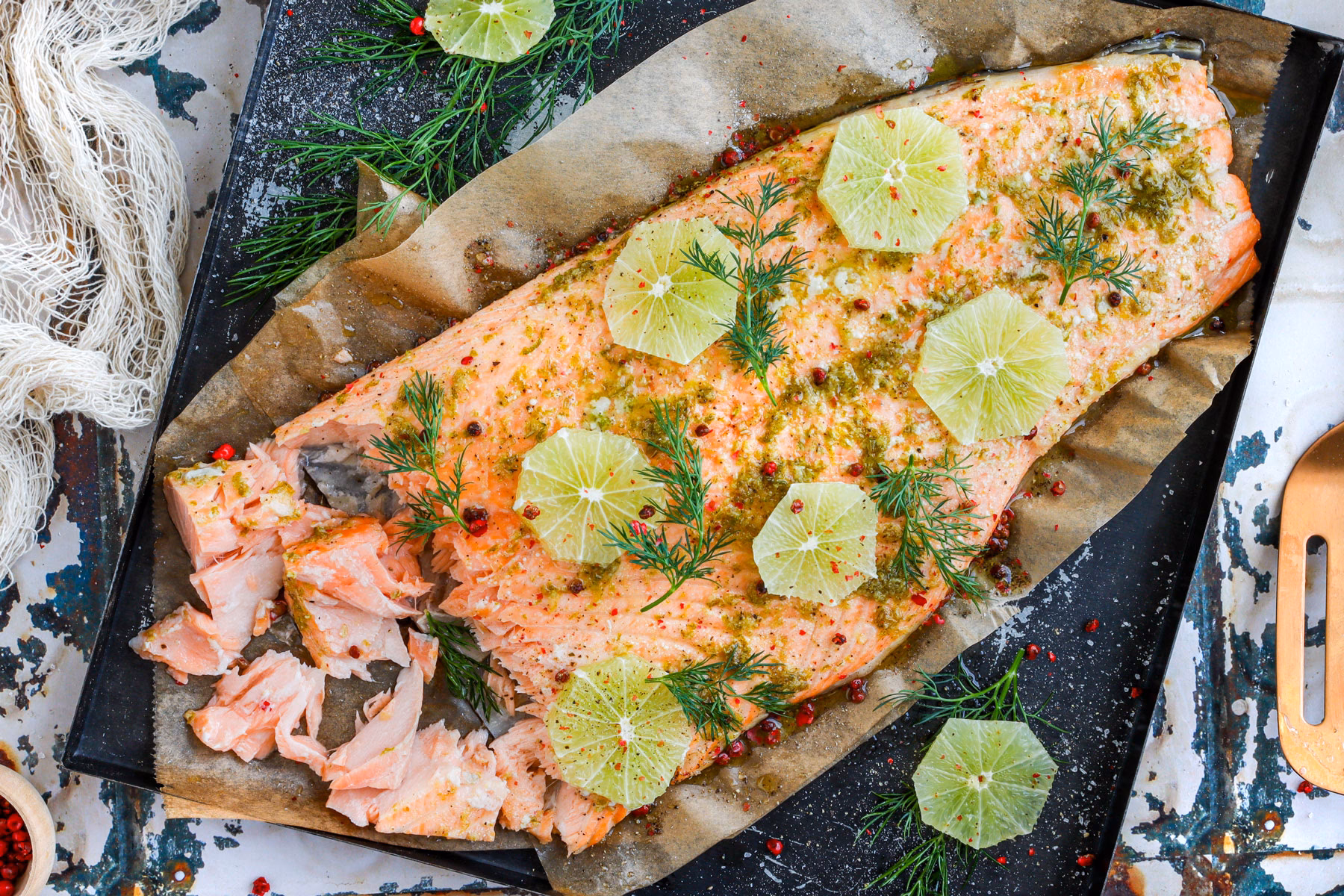 Wie bereitet man Lachs mit Haut im Ofen zu?