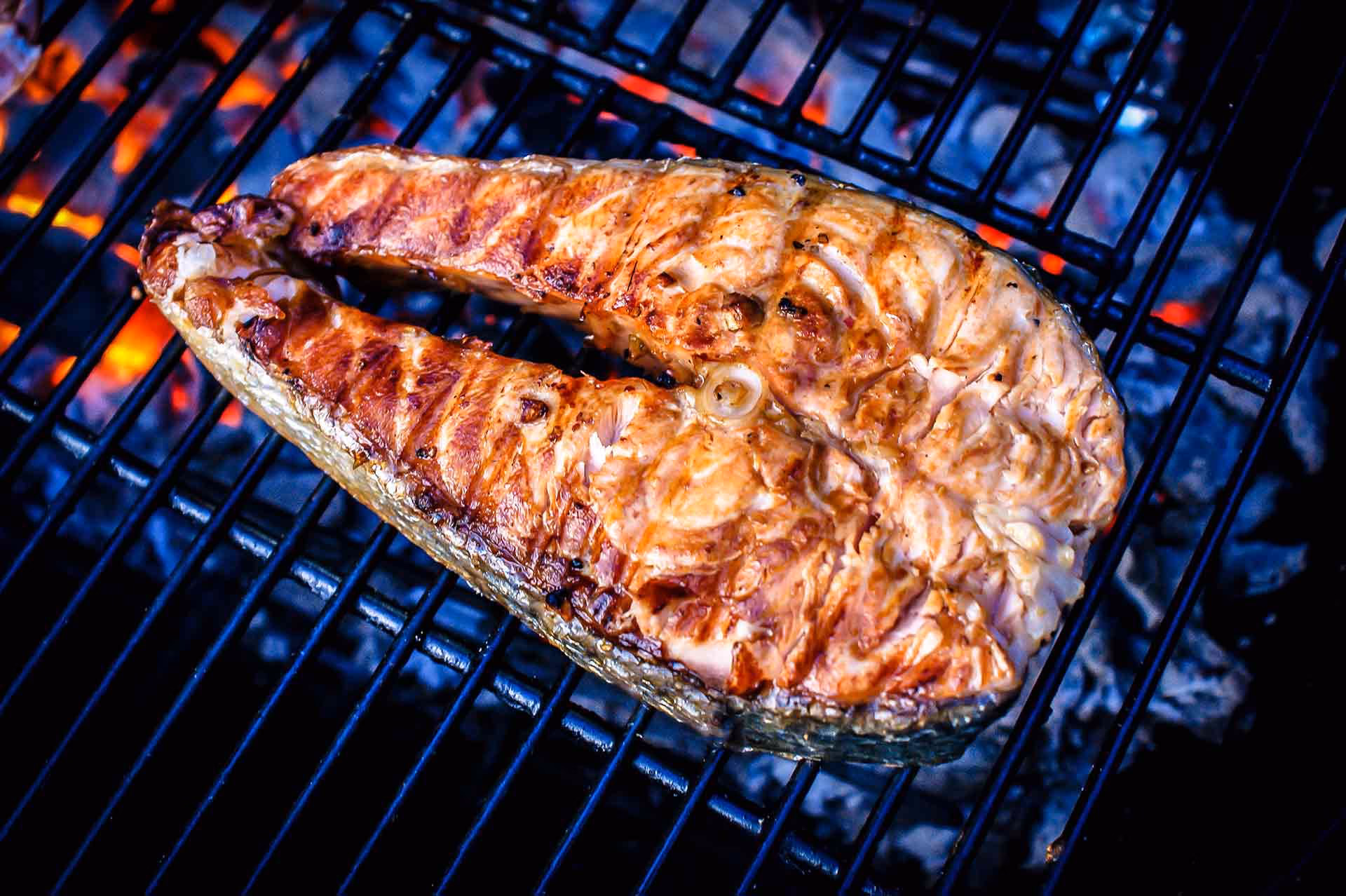 Wie wird ein lachssteak zum Grillen geschnitten?