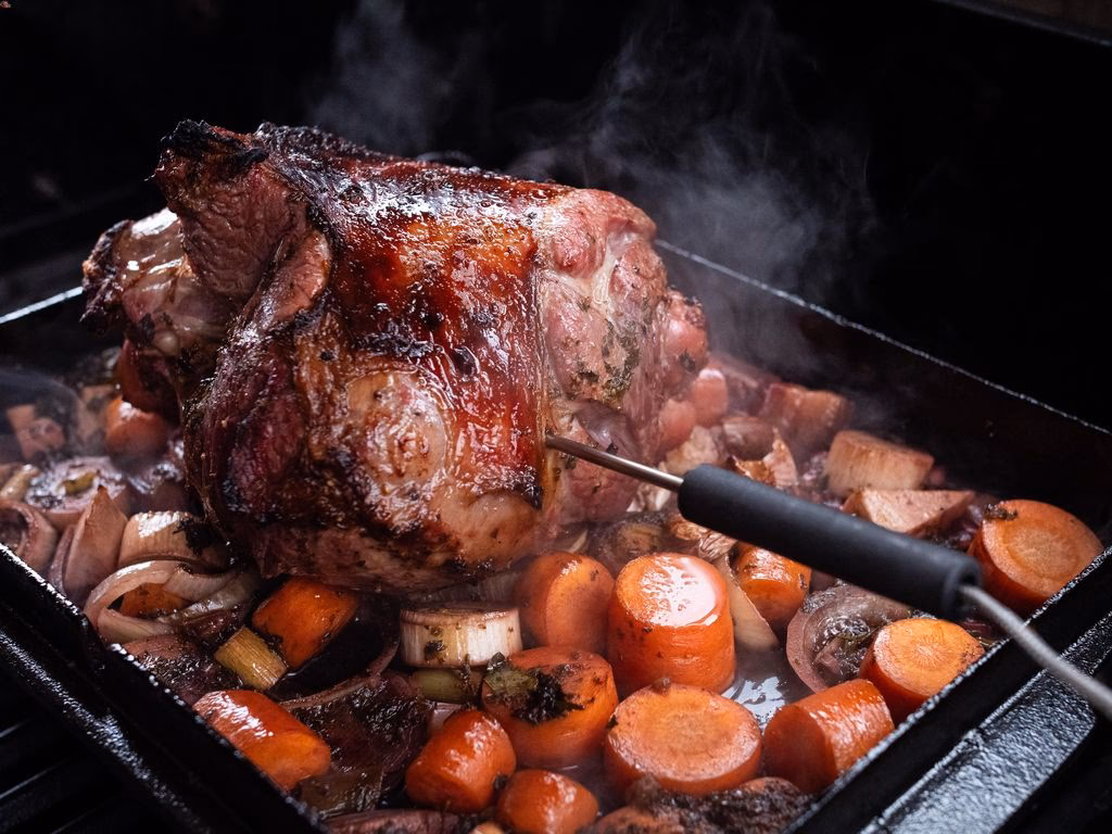 Wie kann man Lammkeule ohne Knochen zusammenbinden?