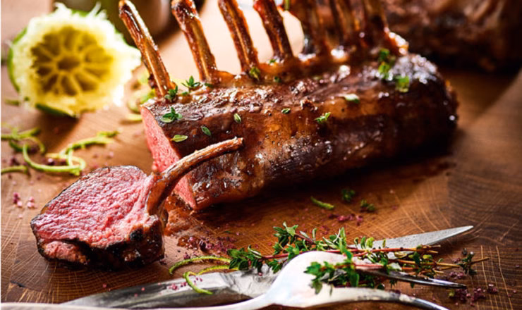 Wie bereitet man Lammrücken zu?