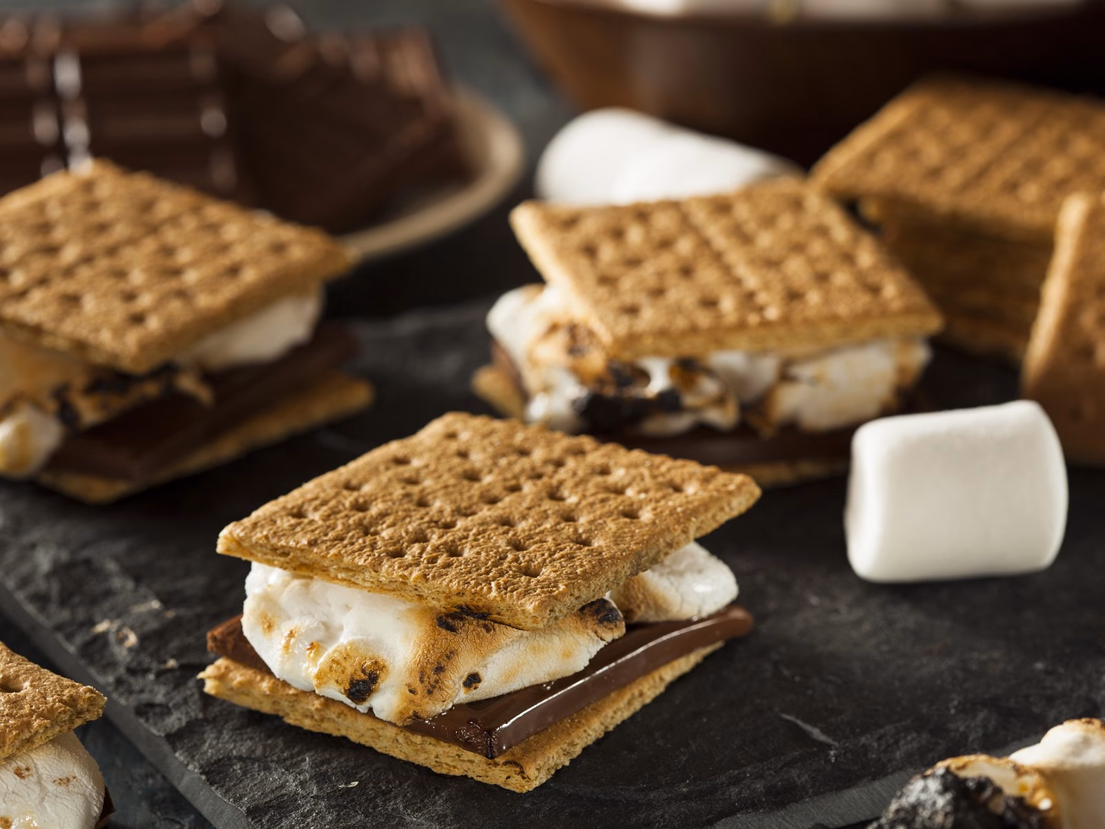 Wie kann man Schokoladensoße auf Marshmallows verteilen?