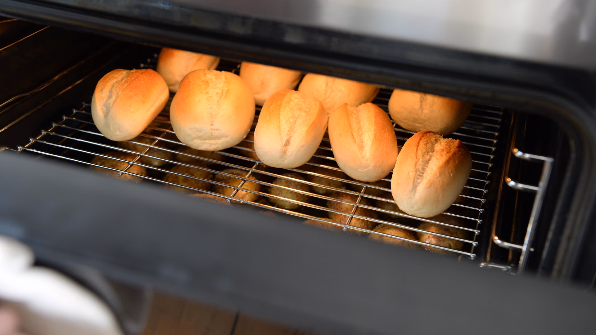 Kann man Brötchen in der Mikrowelle aufbacken?