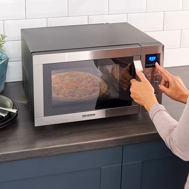 Wie lange muss eine Pizza in der Mikrowelle gebacken werden?