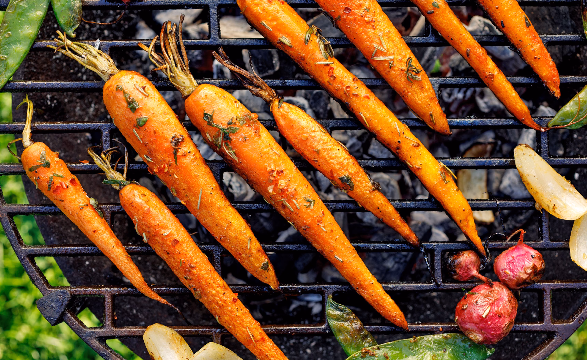 Wie schneidet man Möhren beim Grillen?