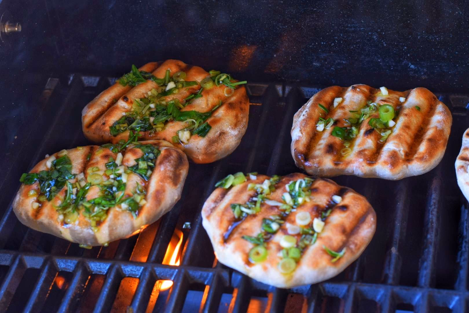 Wie lange muss Brot auf dem Grill gebacken werden?