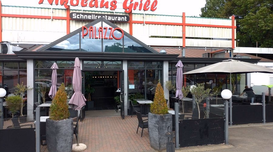 Wie viele Gerichte und Getränke gibt es auf der Speisekarte von Nikolaus Grill?